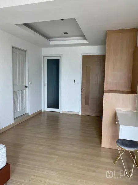 คอนโด ให้เช่าในKhlong San, Bangkok - พื้นที่อเนกประสงค์สว่าง พื้นไม้ ฝ้าหลุม พร้อมตู้บิลท์อินและประตูหลายบาน