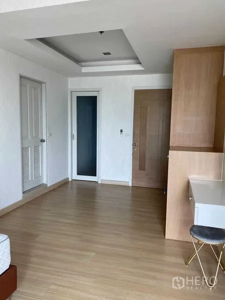 คอนโด ให้เช่าในKhlong San, Bangkok - พื้นที่อเนกประสงค์สว่าง พื้นไม้ ฝ้าหลุม พร้อมตู้บิลท์อินและประตูหลายบาน