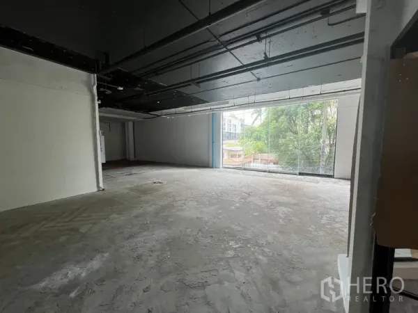 พื้นที่ขายปลีก ให้เช่า - พื้นที่โล่งแปลนเปิด โชว์ระบบงานเพดาน พร้อมกระจกหน้าร้านเต็มผนังหันสู่พื้นที่สีเขียว