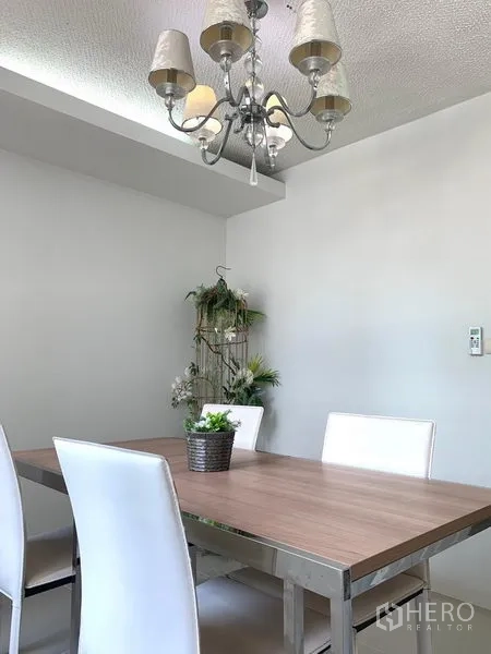 คอนโด ให้เช่าหรือขายในKhlong Toei, Bangkok - มุมรับประทานอาหาร โต๊ะไม้ เก้าอี้สีขาว และโคมไฟแชนเดอเลียร์