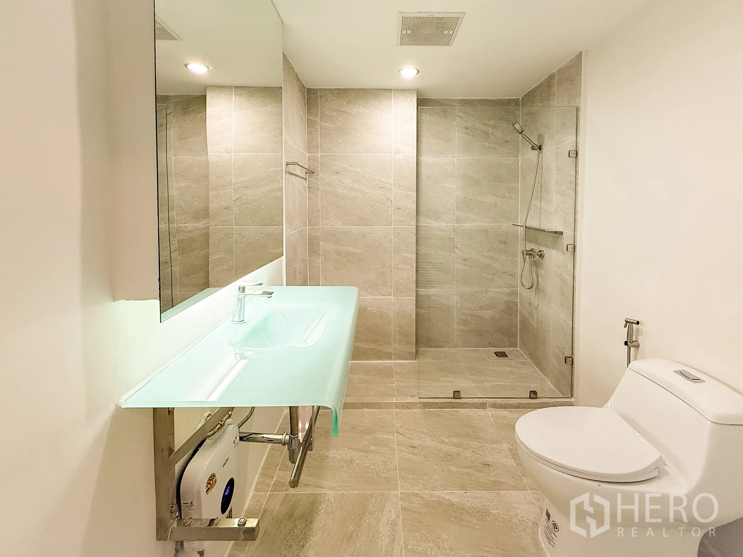 公寓 出租在Khlong Toei, Bangkok - 当代风浴室，步入式玻璃淋浴与磨砂玻璃台面。