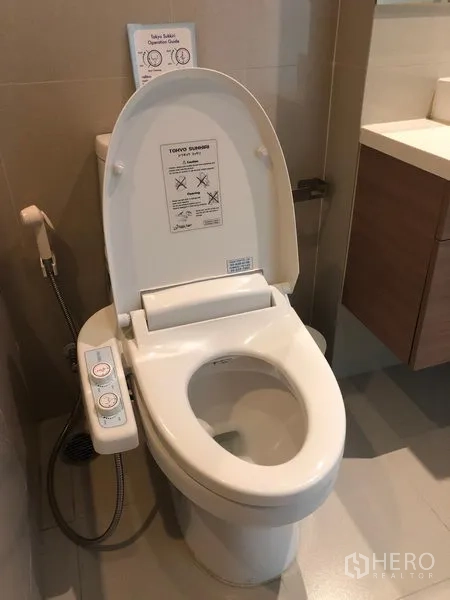 公寓 出租在Bangkok - 现代浴室，配置智能洁身器马桶与悬挂式洗手台。