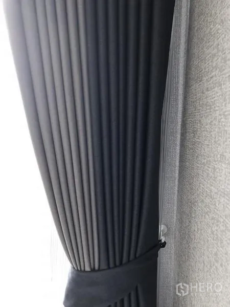 公寓 出租在Khlong Toei, Bangkok - 深灰色褶皱遮光窗帘的近景。