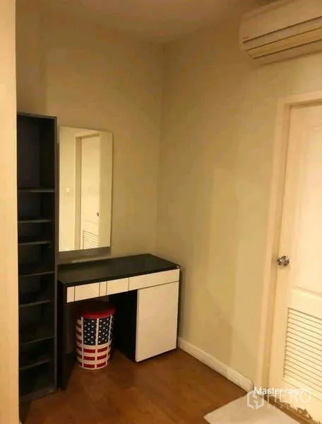 ทาวน์เฮาส์ ให้เช่าในPhra Khanong, Bangkok - มุมแต่งตัวพร้อมโต๊ะเครื่องแป้ง กระจก และชั้นวางของ