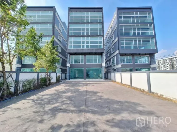 Office Space for sale in Bueng Kum, Bangkok - Modern five-storey home office with glass facade and wide driveway in Bueng Kum.