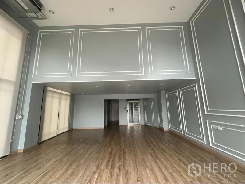 สำนักงานที่บ้าน ให้เช่าในSuan Luang, Bangkok - พื้นที่เปิดโล่งปูพื้นไม้ เชื่อมต่อโถงลิฟต์ส่วนตัว