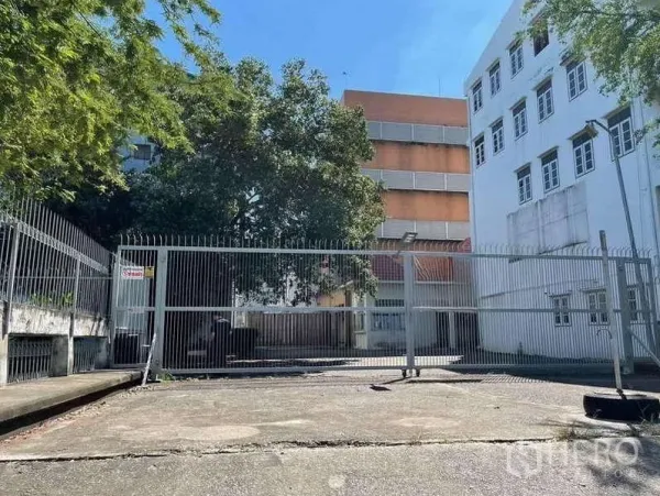 โรงงาน ให้เช่าในPhra Samut Chedi, Samut Prakan - ทางวิ่งกว้างและประตูรั้วเลื่อนโลหะคั่นระหว่างอาคารโรงงานสีขาวและสีส้ม