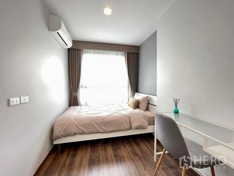 公寓 出租或出售在Phra Khanong, Bangkok - 次卧配单人床、书桌与落地窗。