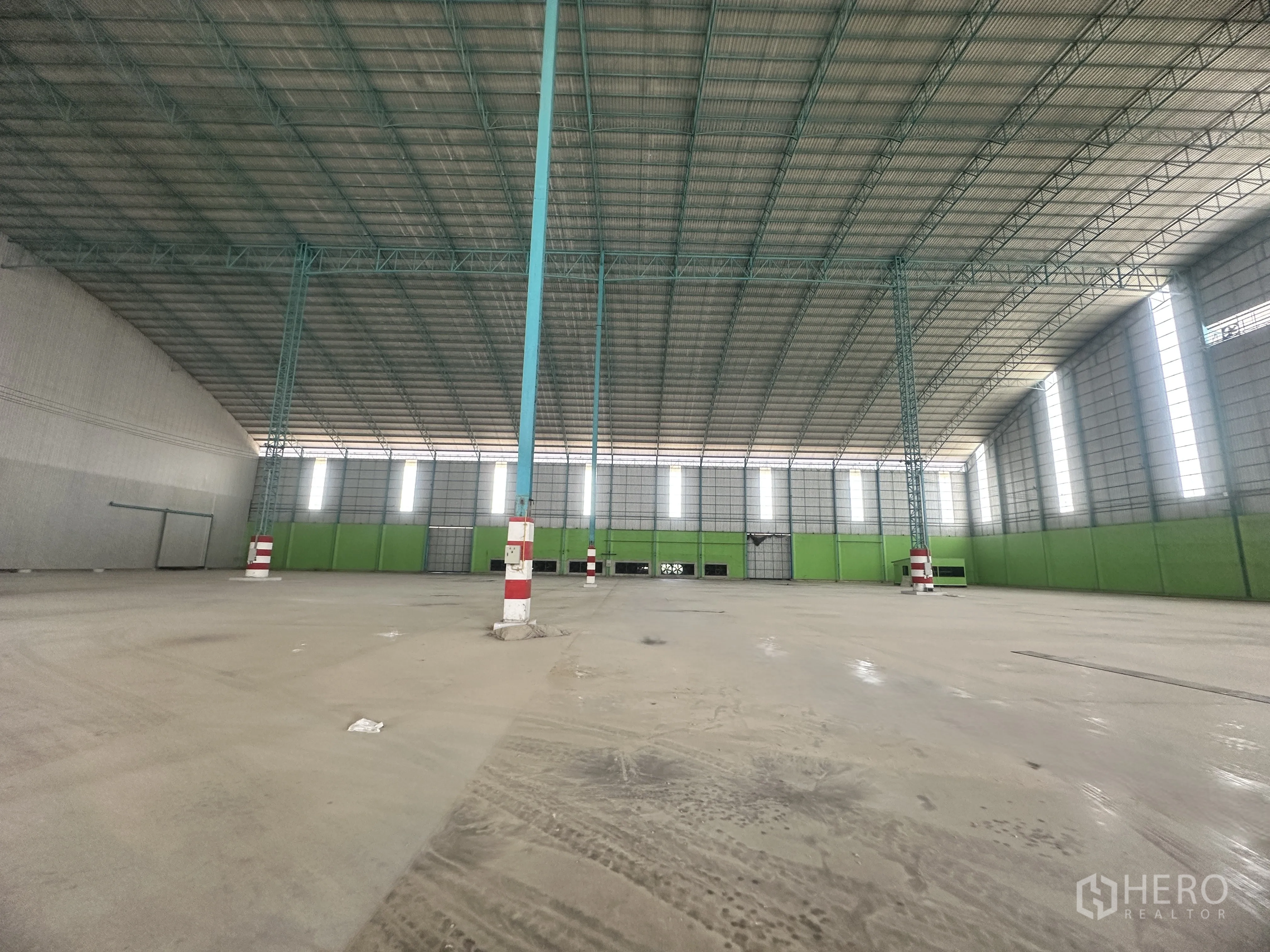 仓库 for rent in Sai Noi, Nonthaburi - 通透的仓库地面，柱网整齐，高窗与宽大的出入口。