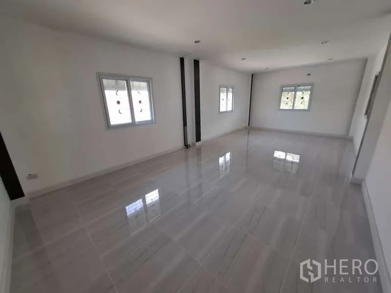 货栈 出租或出售在Bang Phli, Samut Prakan - 宽阔办公大厅，多扇窗与亮面地砖