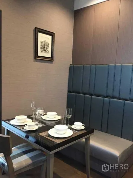 公寓 出租在Bang Rak, Bangkok - 舒适用餐角，软包卡座与四人餐桌。