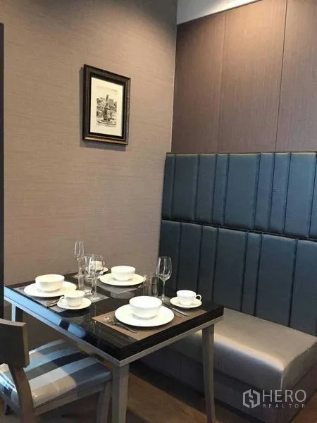 公寓 出租在Bang Rak, Bangkok - 舒适用餐角，软包卡座与四人餐桌。