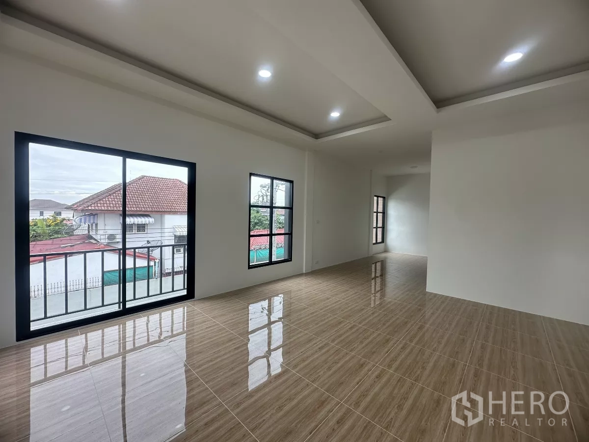 货栈 出售在Khlong Luang, Pathum Thani - 转角办公室，落地窗与阳台出入口，瓷砖地面。