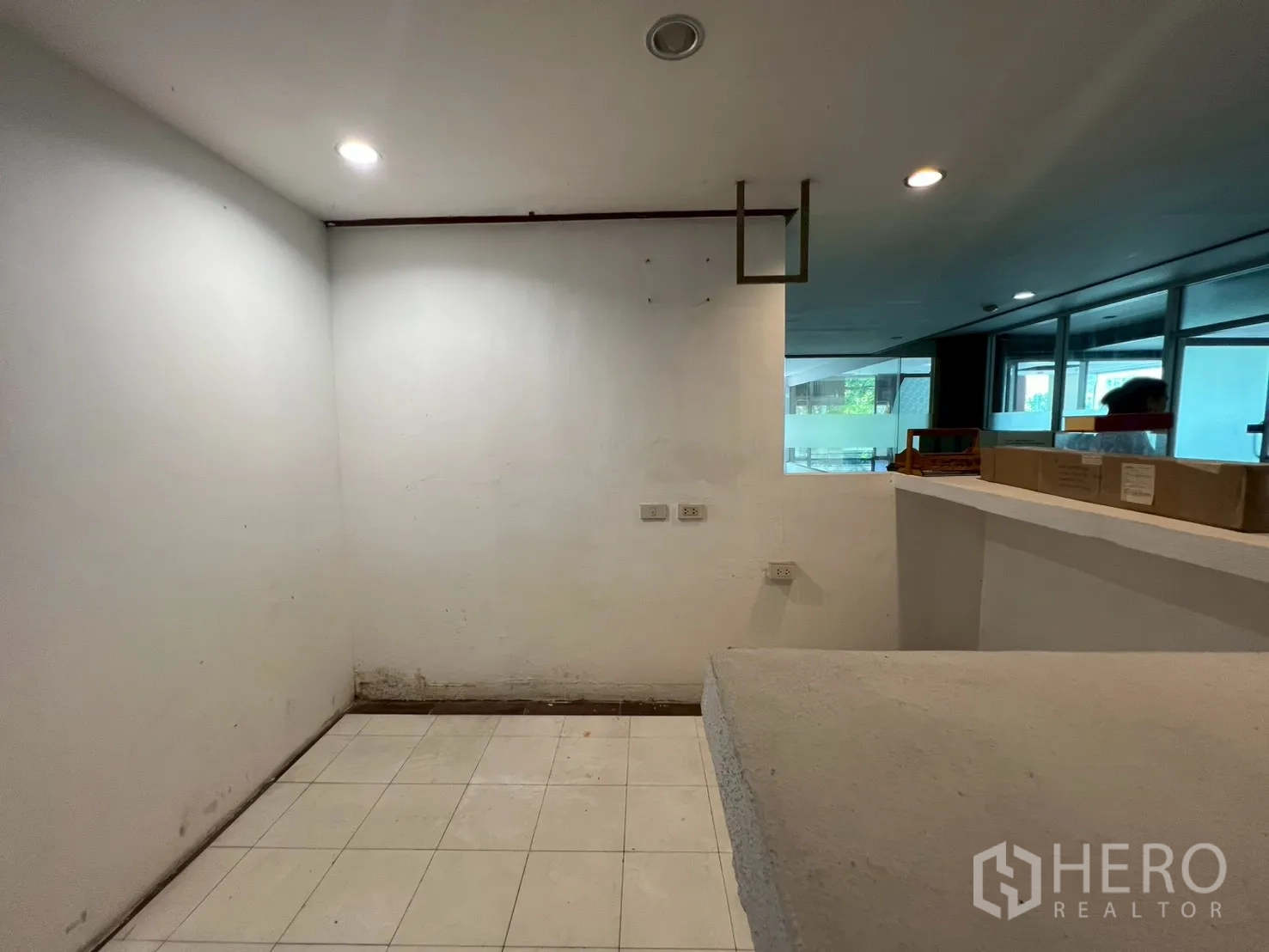 Shophouse for rent - Small service room with counter and downlights.
