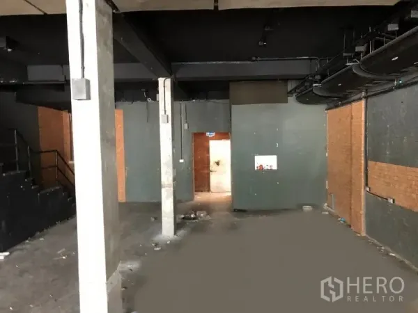 อาคารพาณิชย์ ให้เช่าในWatthana, Bangkok - พื้นที่โล่งคอลัมน์กลางทาง ประตูด้านหลัง สไตล์อินดัสเทรียลพร้อมตกแต่งต่อ