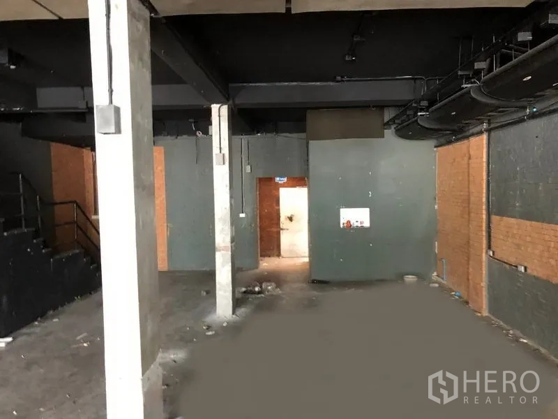 อาคารพาณิชย์ ให้เช่าในWatthana, Bangkok - พื้นที่โล่งคอลัมน์กลางทาง ประตูด้านหลัง สไตล์อินดัสเทรียลพร้อมตกแต่งต่อ