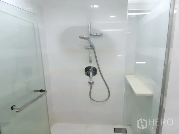 คอนโด ให้เช่าในKhlong Toei, Bangkok - ตู้ชาวเวอร์กระจกพร้อมฝักบัวแบบราวและเรนชาวเวอร์