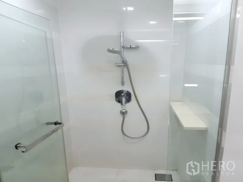 คอนโด ให้เช่าในKhlong Toei, Bangkok - ตู้ชาวเวอร์กระจกพร้อมฝักบัวแบบราวและเรนชาวเวอร์