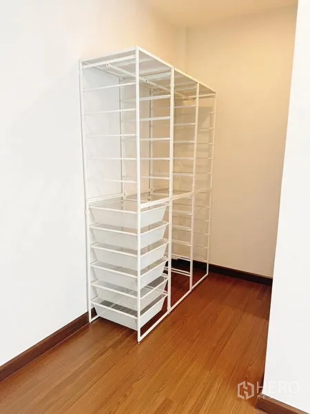 Detached House for rent in Bang Phli, Samut Prakan - Walk-in closet area with white metal shelving units.