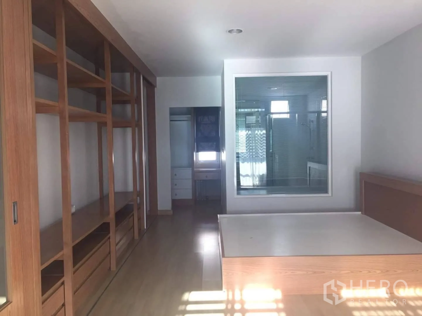 ทาวน์เฮาส์ ให้เช่าหรือขายในLat Phrao, Bangkok - ห้องนอนใหญ่ เตียงยกพื้น ตู้เสื้อผ้าบิลท์อินยาว และหน้าต่างเชื่อมห้องน้ำ