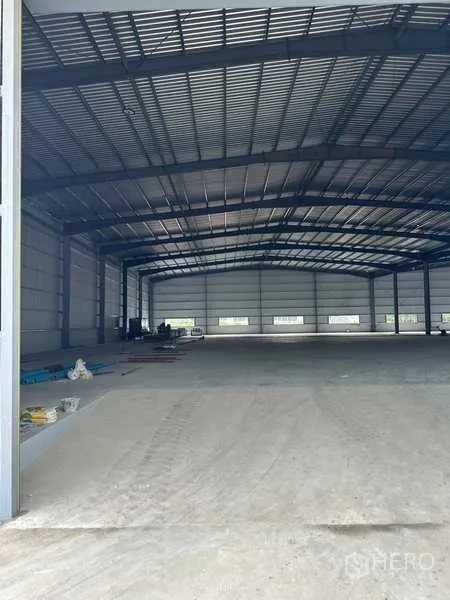 工厂 出租在Rayong - 仓库内部空间宽敞，钢结构高屋顶与大跨度作业面。