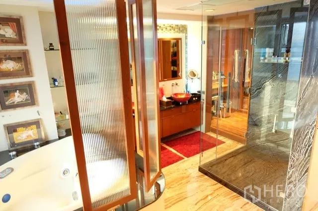 คอนโด ขายในPathum Wan, Bangkok - ห้องน้ำสไตล์สปาพร้อมตู้กระจก ผนังหิน อ่างล้างหน้าสีแดง และงานไม้