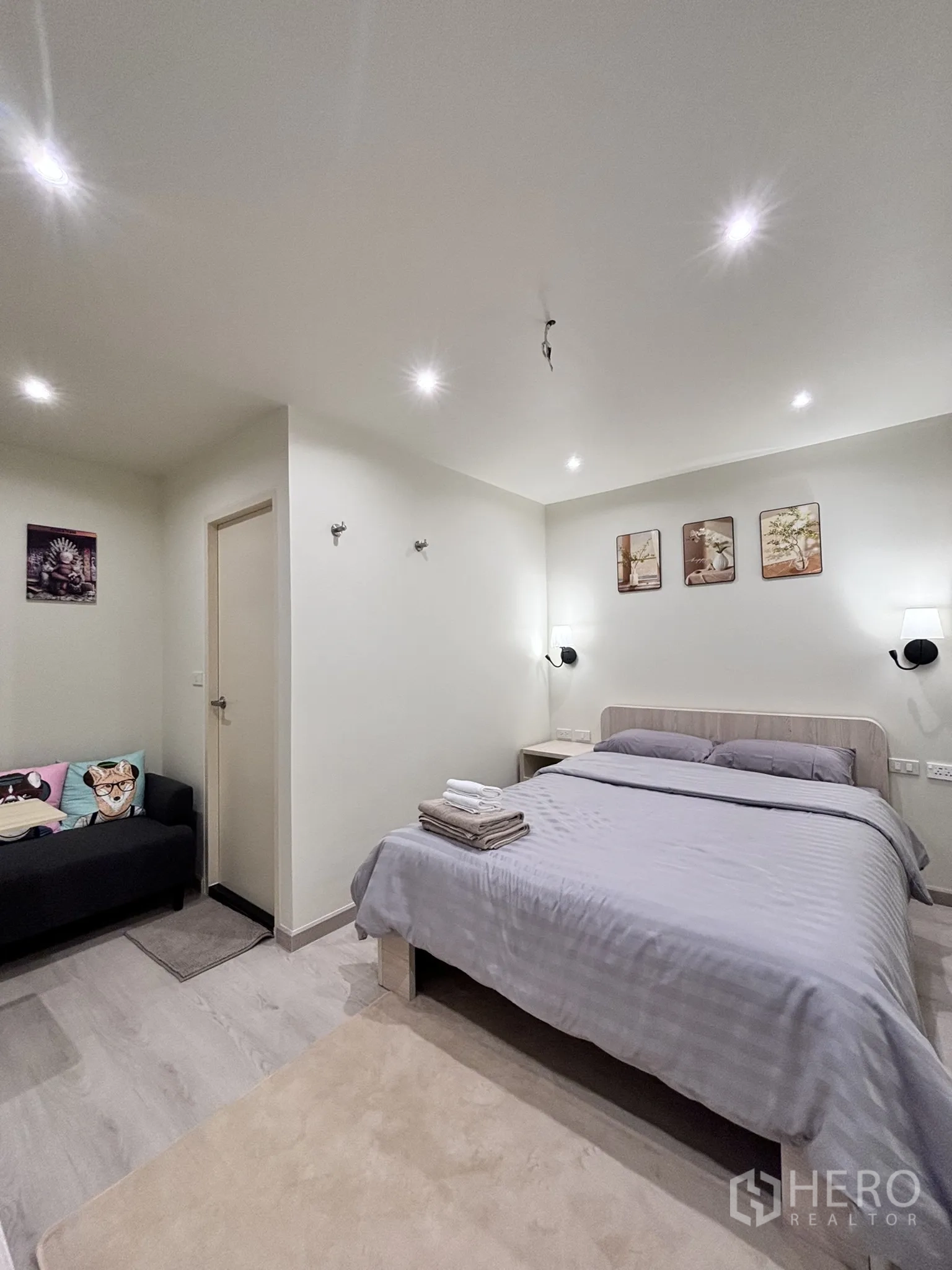 อาคารพาณิชย์ ให้เช่าในWatthana, Bangkok - ห้องนอนกว้าง ผ้าปูสีเทาและโซฟาขนาดกะทัดรัด