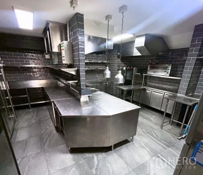 零售空间 出租在Yan Nawa, Bangkok - 不锈钢专业厨房，配商用排烟、操作台与加热吊灯。
