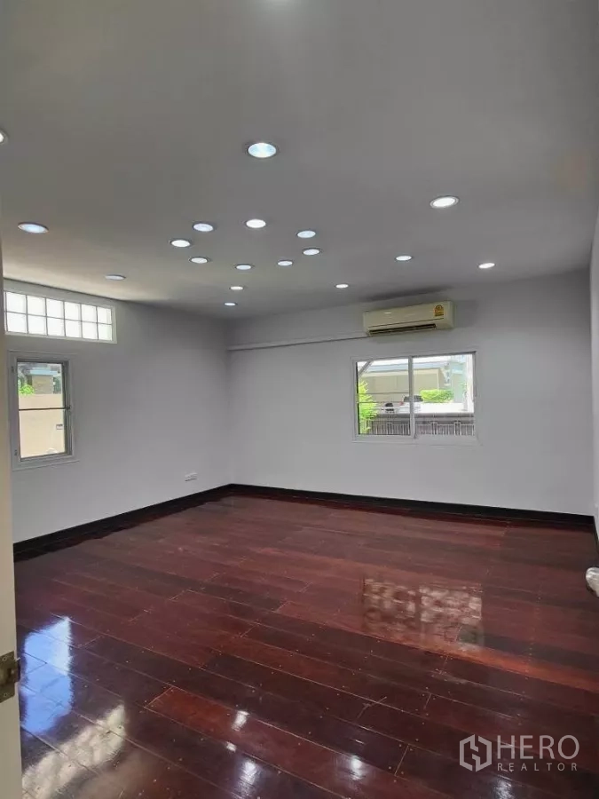 独立式住宅 出租或出售在Mueang Nonthaburi, Nonthaburi - 超大多功能房，吊顶筒灯与深色木地板。