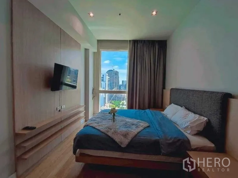 คอนโด ให้เช่าในKhlong Toei, Bangkok - ห้องนอนหลักเตียงบุนวมพร้อมหน้าต่างชมวิวเมือง