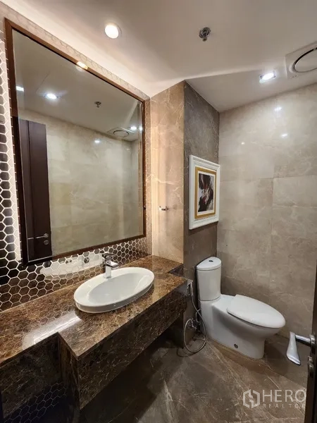公寓 出租在Khlong Toei, Bangkok - 客卫带大理石台面、大镜与座厕