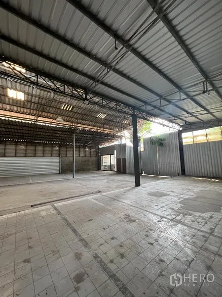 คลังสินค้า ให้เช่าในKhlong Toei, Bangkok - พื้นที่ภายในโกดังกว้าง มีประตูม้วนและผนังแผงโลหะเปิดรับแสง