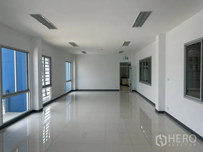工厂 出租在Bang Sao Thong, Samut Prakan - 二层办公走道，双面采光，并设有观察窗可眺望生产区。