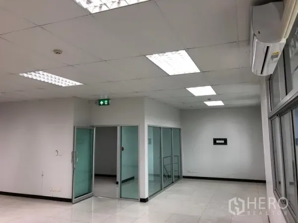 货栈 出租在Bang Phli, Samut Prakan - 仓库内办公室，玻璃隔间与空调