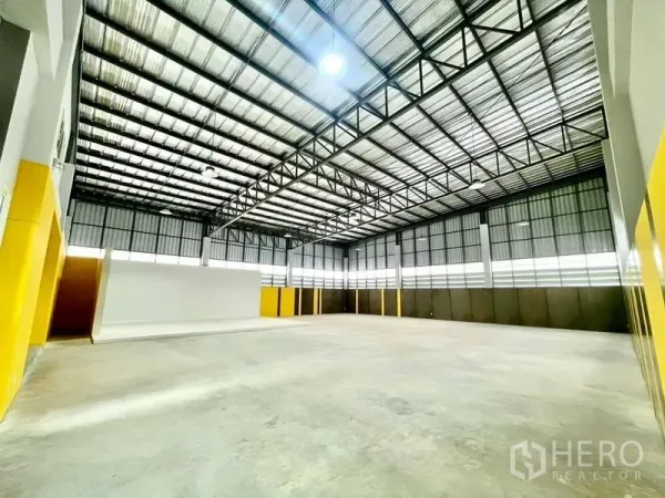 คลังสินค้า ขายในLam Luk Ka, Pathum Thani - พื้นโรงงานคอนกรีต โปร่งสว่าง ผนังเหลืองตกแต่งโดยรอบ