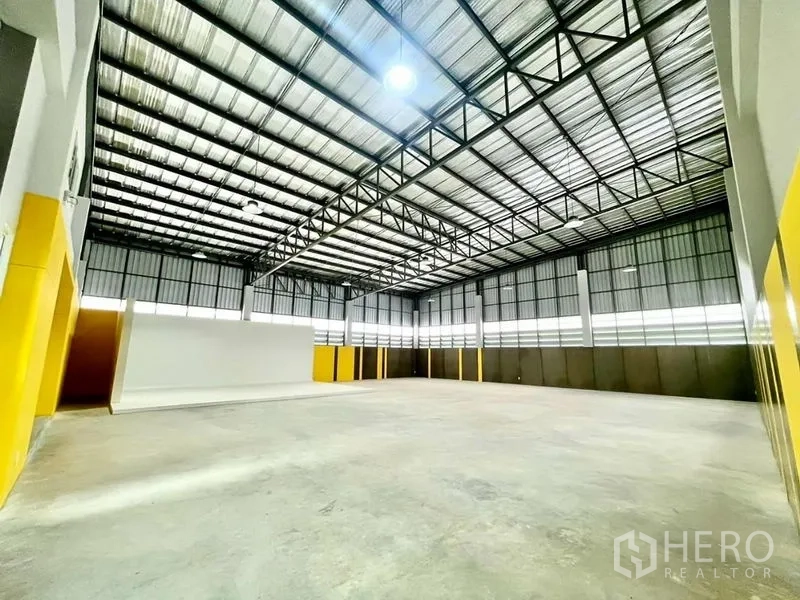 คลังสินค้า ขายในLam Luk Ka, Pathum Thani - พื้นโรงงานคอนกรีต โปร่งสว่าง ผนังเหลืองตกแต่งโดยรอบ