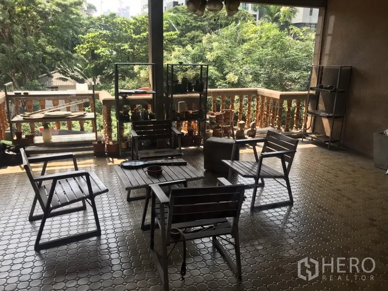 สำนักงานที่บ้าน ให้เช่าในKhlong Toei, Bangkok - ระเบียงกว้างแบบมีหลังคา ปูกระเบื้อง จัดที่นั่งไม้ มองเห็นต้นไม้ร่มรื่น