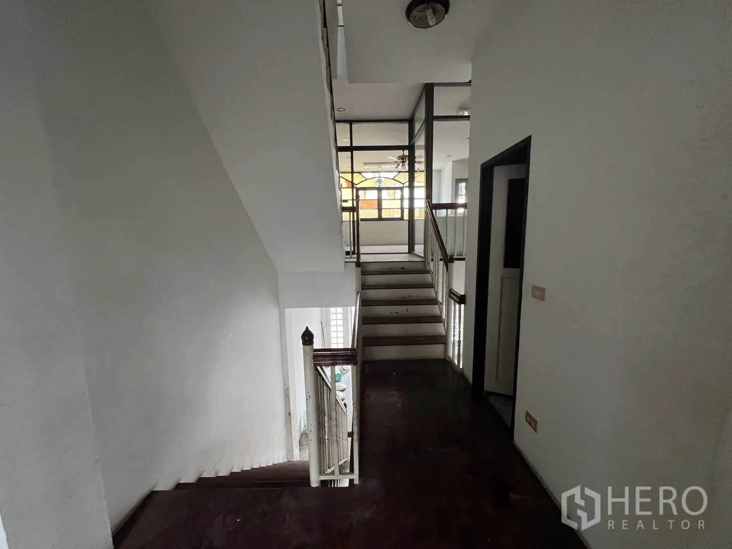 อาคารพาณิชย์ ให้เช่าในWatthana, Bangkok - โถงบันไดและทางเดิน ราวสีขาว พร้อมช่องแสงบล็อกแก้ว