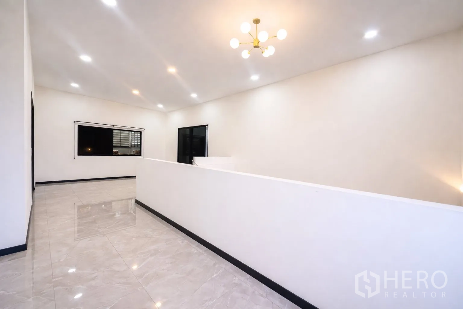 โรงงาน for rent in Krathum Baen, Samut Sakhon - โถงเมซานีนปูพื้นเงา พร้อมโคมไฟแขวนสมัยใหม่