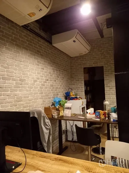 สำนักงาน ให้เช่าในChatuchak, Bangkok - ครัวเล็กและที่เก็บของพร้อมตู้เย็น ใต้แอร์แขวนลอย