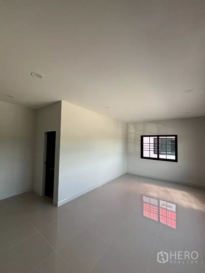 Warehouse for rent in Nonthaburi - Bright office room inside the warehouse with light tiled floor, window and internal door.
