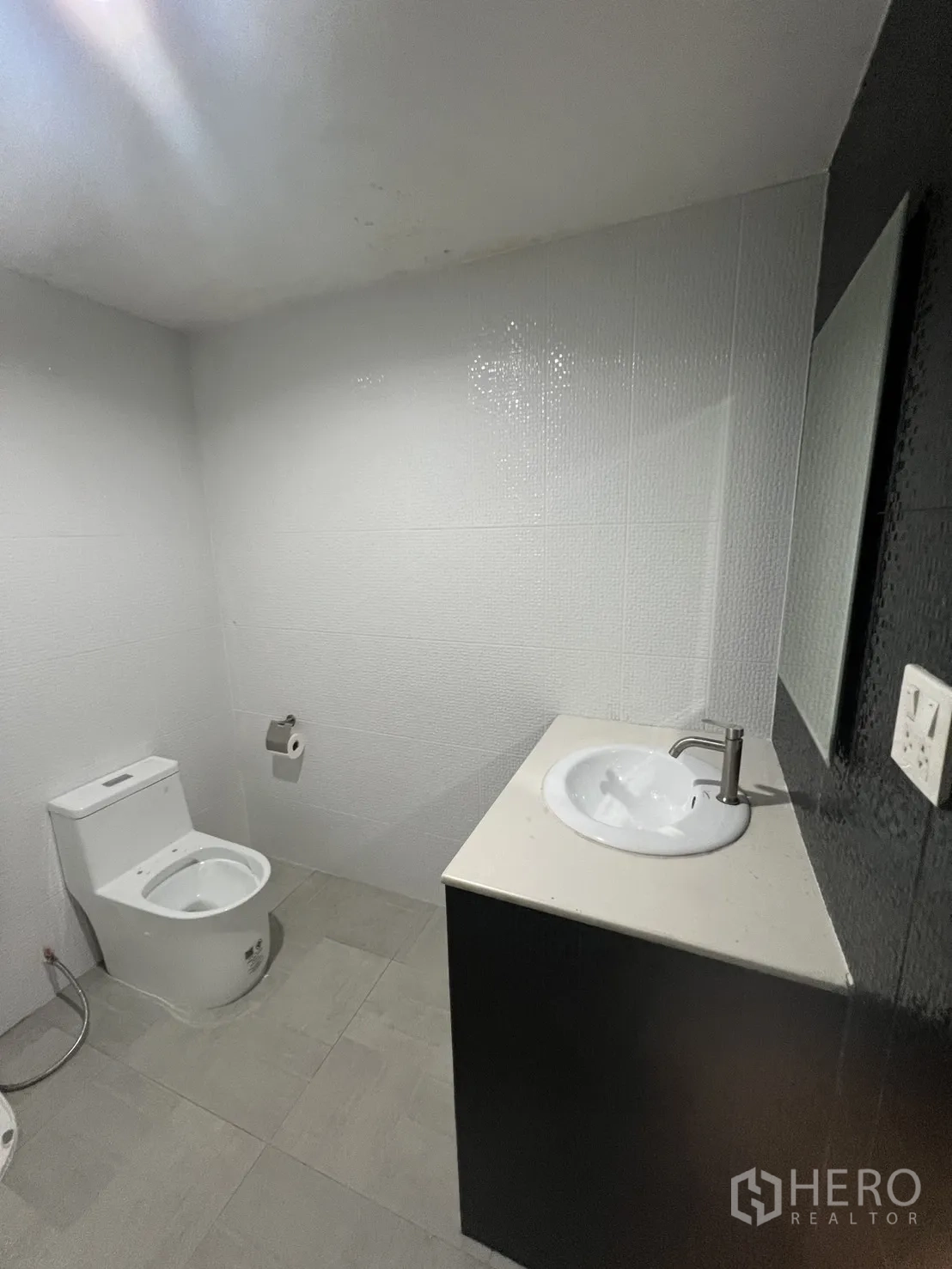 สำนักงานที่บ้าน ให้เช่าในKhlong Toei, Bangkok - ห้องน้ำพร้อมโถสุขภัณฑ์และอ่างล้างหน้า โทนกระเบื้องเรียบ