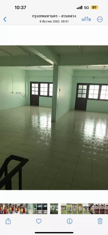 อาคารพาณิชย์ ให้เช่าในSuan Luang, Bangkok - พื้นที่กว้างมองจากบันได มีประตูไม้สองบานและแถวหน้าต่าง