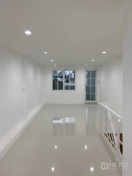 ทาวน์เฮาส์ ขายในYan Nawa, Bangkok - พื้นที่รับแขกแบบโอเพ่นพร้อมพื้นเงาและไฟดาวน์ไลท์