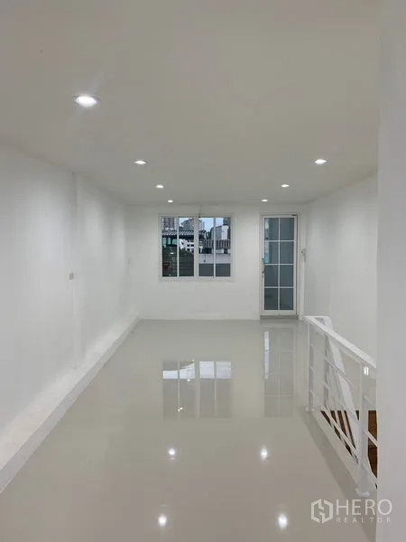 ทาวน์เฮาส์ ขายในYan Nawa, Bangkok - พื้นที่รับแขกแบบโอเพ่นพร้อมพื้นเงาและไฟดาวน์ไลท์