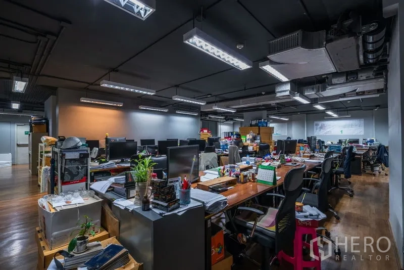 สำนักงาน ให้เช่า - โซนทำงานแบบแถวเดสก์คอมพิวเตอร์ใต้เพดานสไตล์ลอฟท์