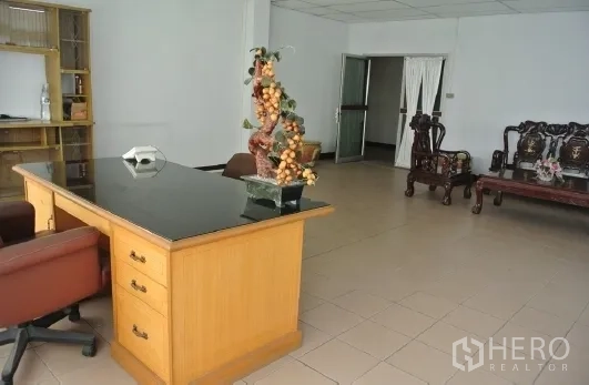 โรงงาน ขายในBang Phli, Samut Prakan - พื้นที่ออฟฟิศผู้บริหารพร้อมโต๊ะไม้และชุดรับแขก.
