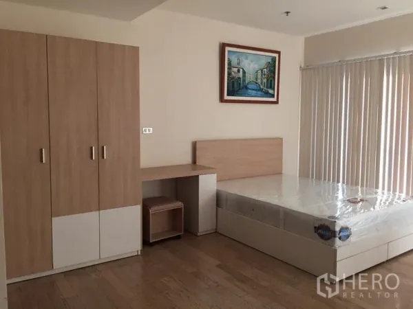 คอนโด ให้เช่าในKhlong Toei, Bangkok - โซนห้องนอนพร้อมเตียงขนาดใหญ่ ตู้เสื้อผ้าบิวท์อิน โต๊ะทำงาน และมู่ลี่แนวตั้งโทนอบอุ่น