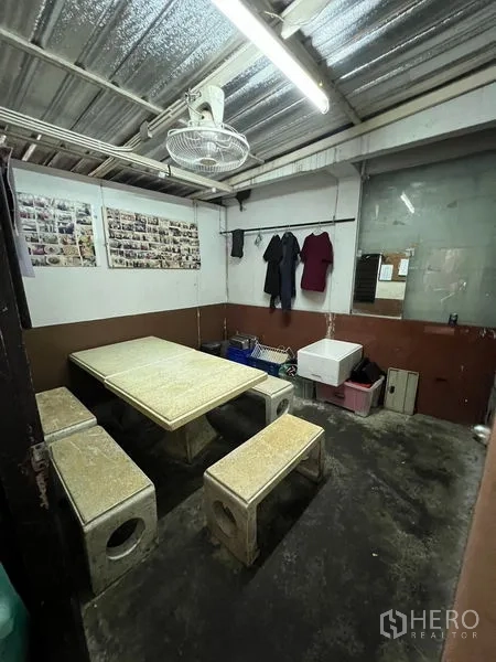 零售空间 出租或出售在Khlong Toei, Bangkok - 员工休息室，水磨石桌椅与顶置风扇。