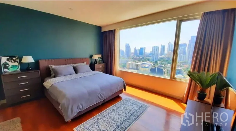 คอนโด ให้เช่าในWatthana, Bangkok - ห้องนอนหลัก เตียงคิงไซส์ พร้อมหน้าต่างเต็มผนังมองเห็นวิวเมืองกว้างไกล